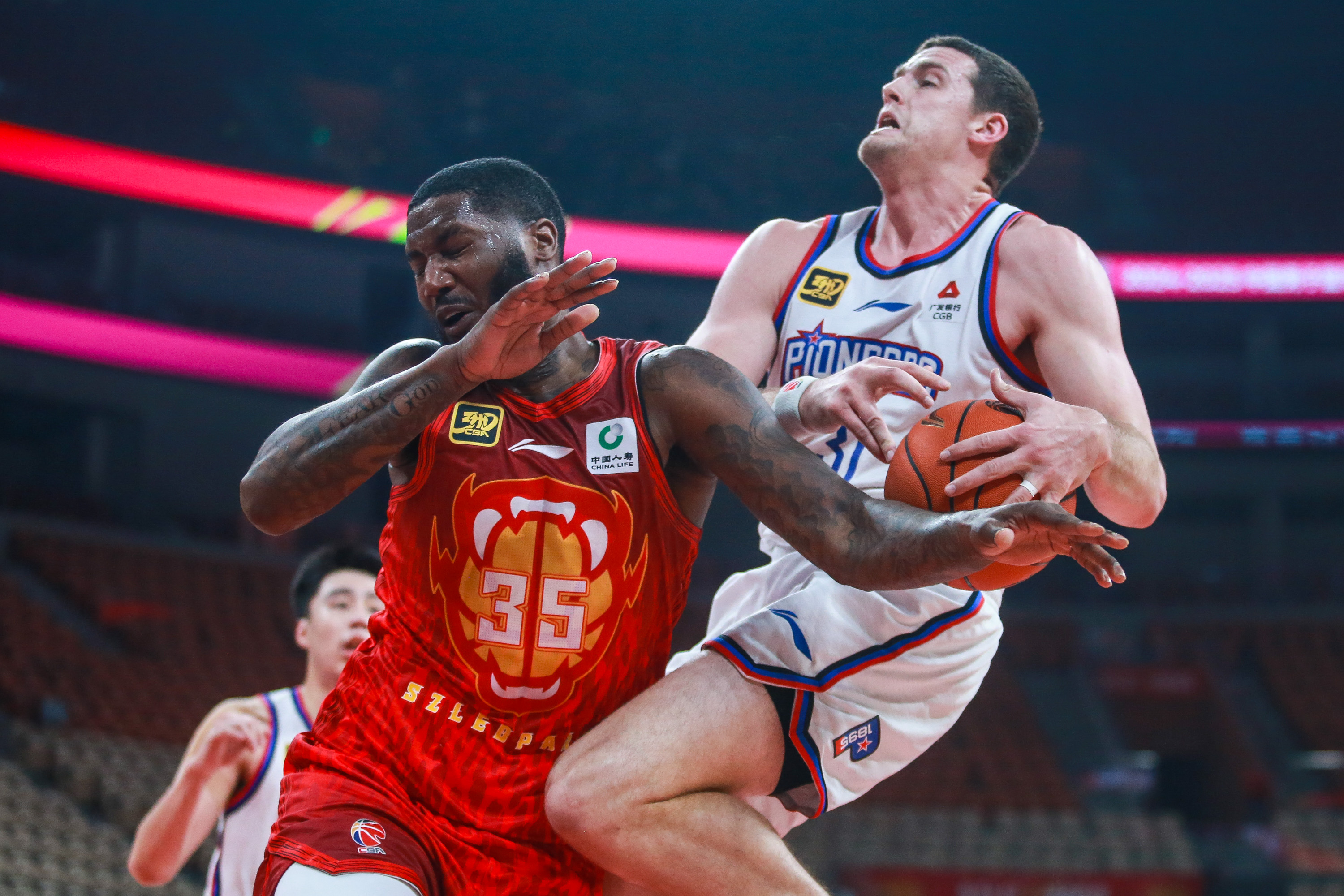 开云体育官方网站-深圳队绝杀吉林队，詹姆斯带队取胜